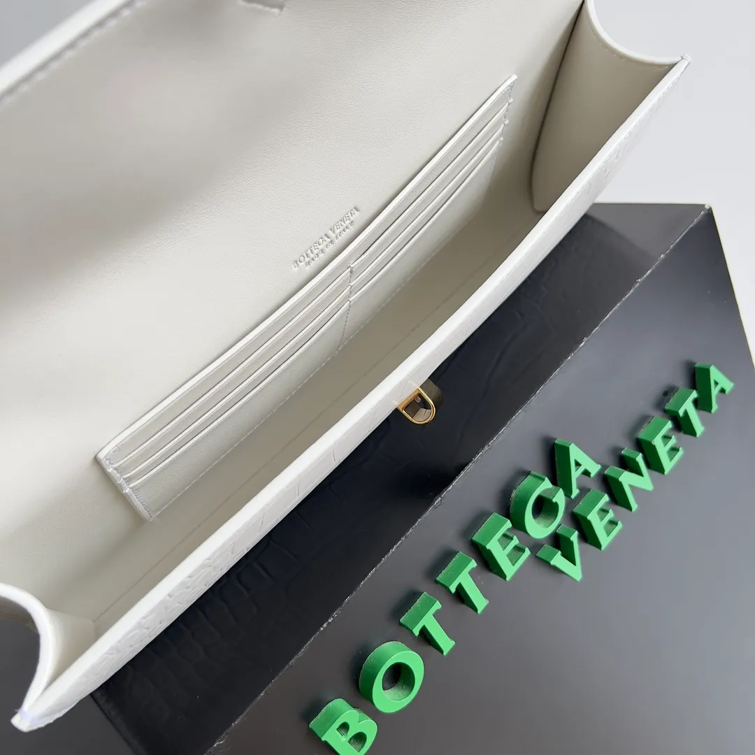 Batch 1420 Bottega Veneta Fall in love with Andiamo at first sight, new design, natural Nile rare leather crocodile pattern complex handbag, a model handbag for women, no need for color cover, no emotional camouflage, immersive depth and excitement, the classic element KNOT knot is inspired, modernist aesthetics and jewelry field craftsmanship reinterpret the knot element, bringing a clutch full of modern texture and elegant and quiet lady spirit. Style number: 741511 Size: 31*13*3cm